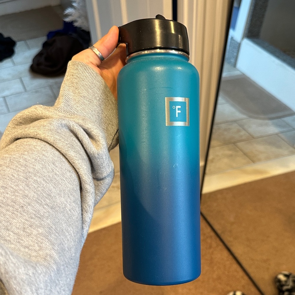 Ironflask 40oz water bottle